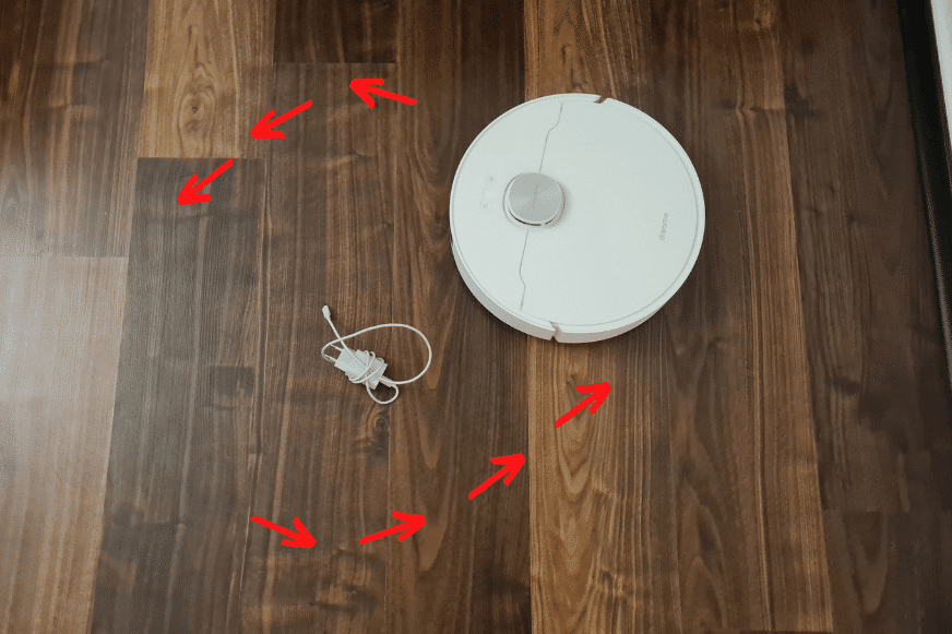 Der Fahrtweg des Dreame L10s Ultra beim Erkennen eines Hindernisses ist eingezeichnet